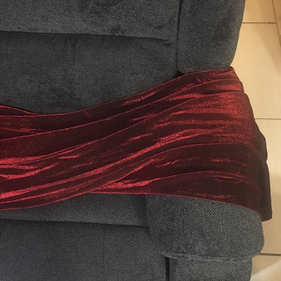 Gorgeous long Open back red dress with a train - Picture 2 of 3